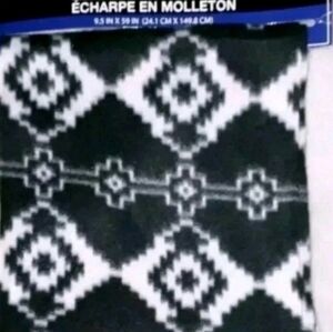 FLEECE Womans Scarf Black and White NWT